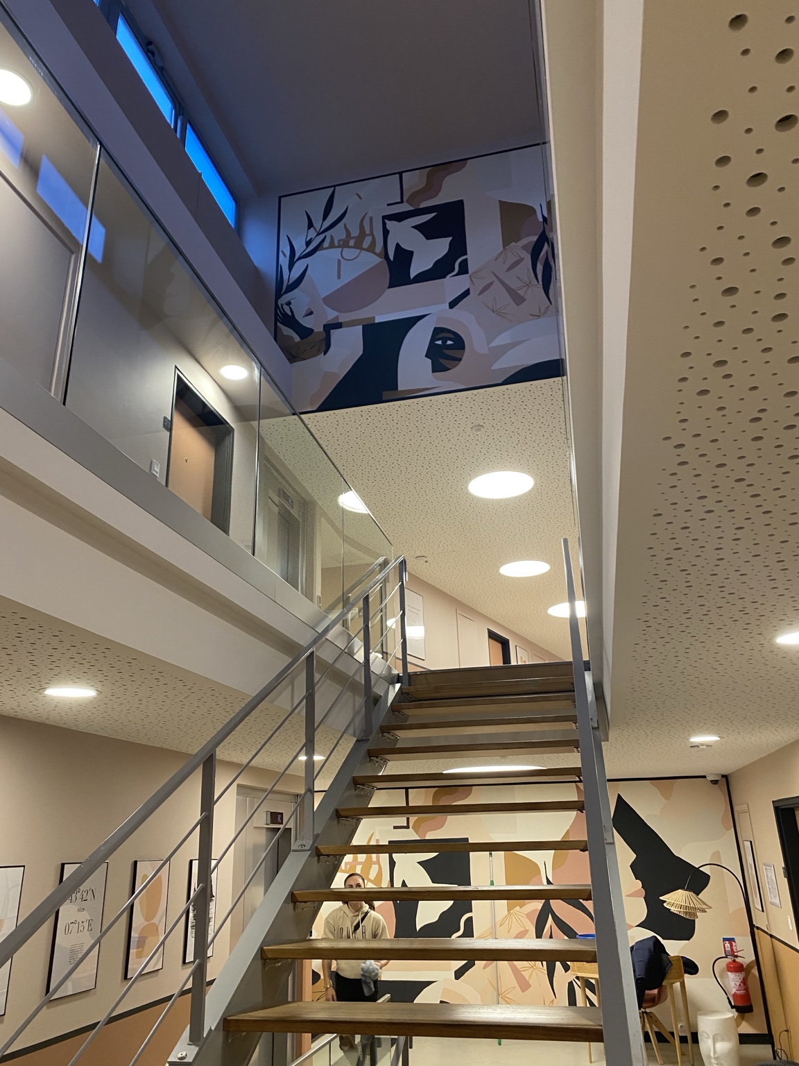 Escalier et résidence moderne entretenus